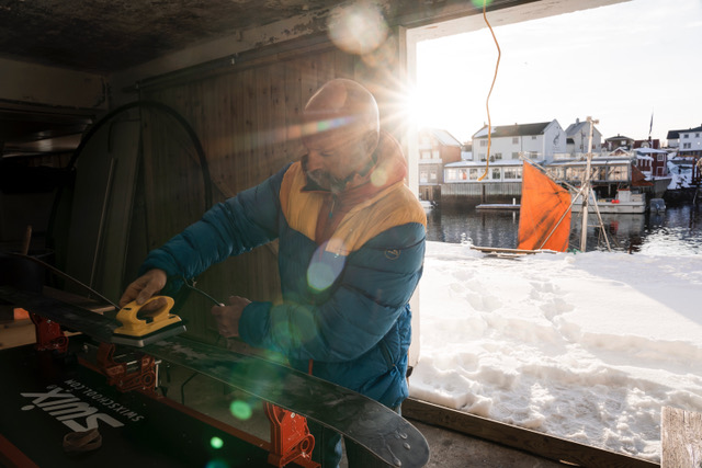 Encerar esquís en Henningsvaer